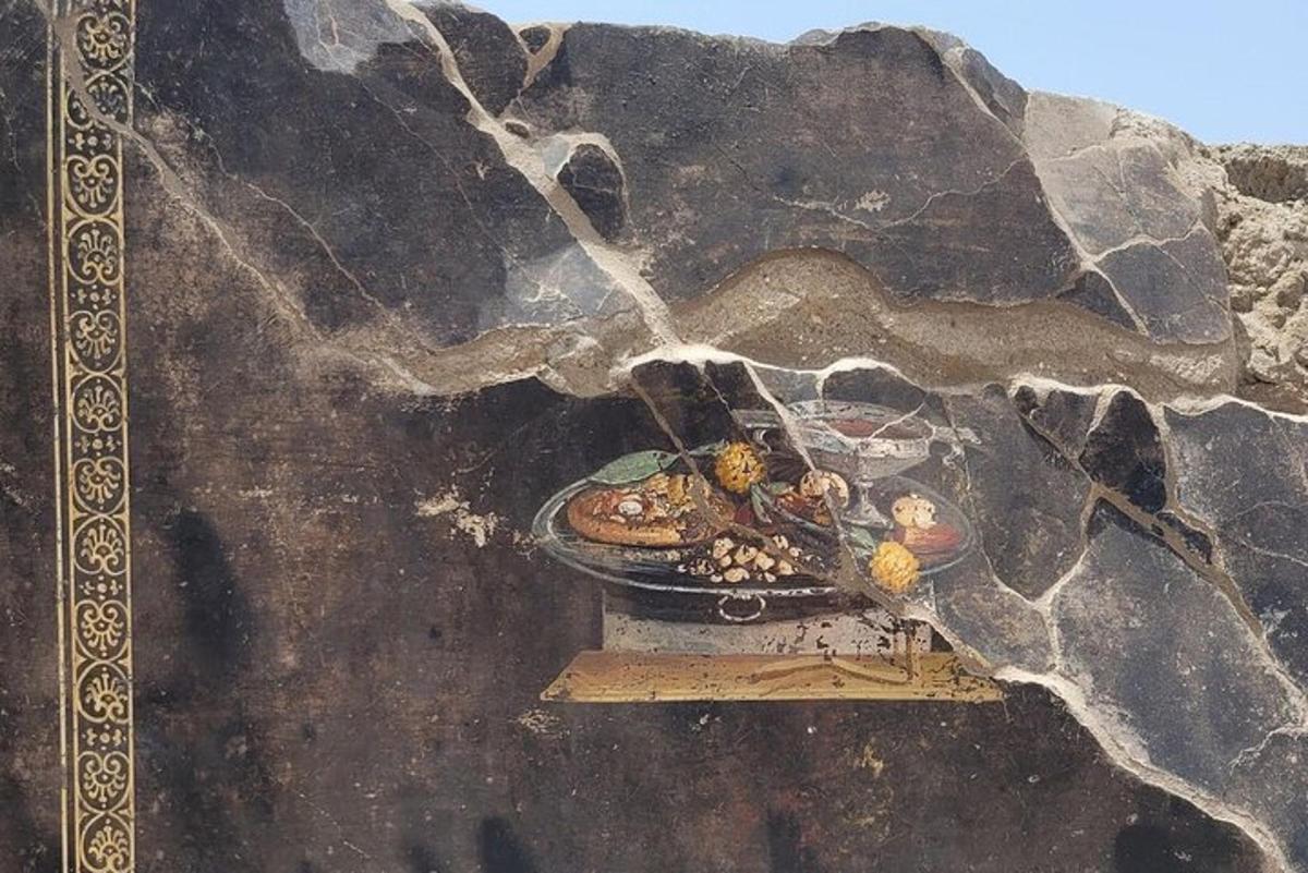un dipinto di un pasto sul lato di una roccia