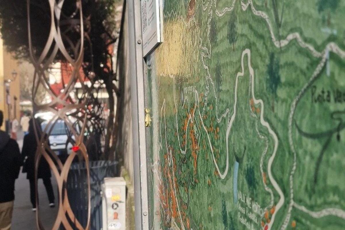 un muro con graffiti sul lato di un edificio