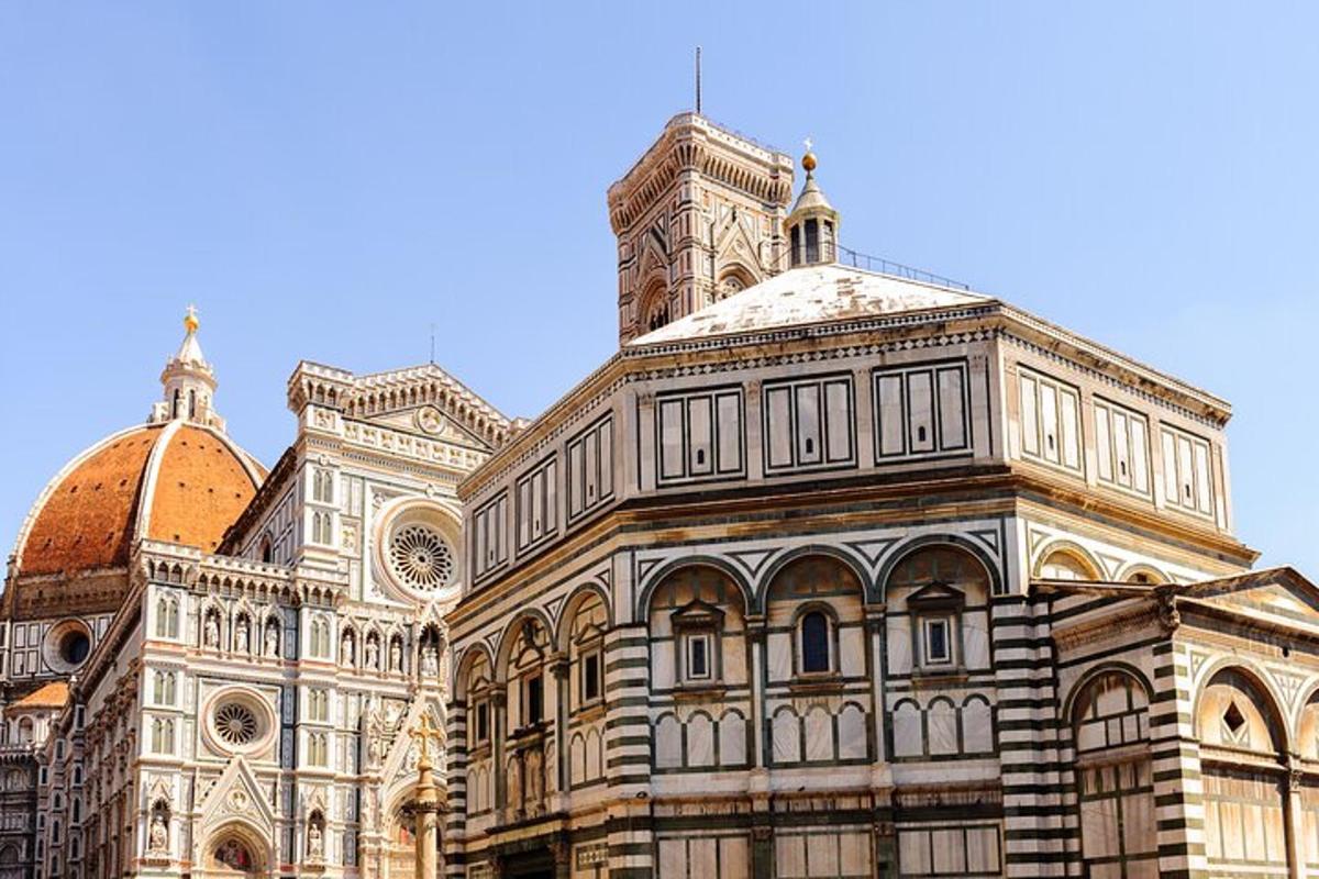 un grande edificio con una torre dell'orologio in cima