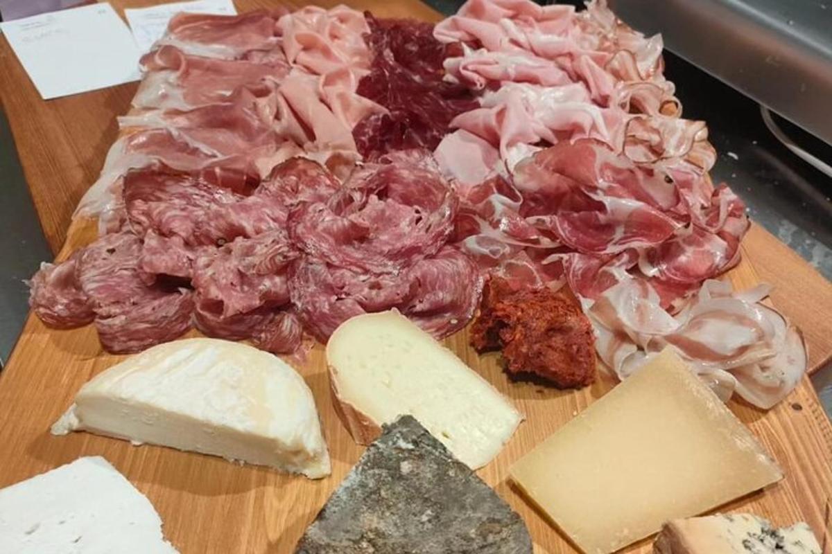 un mucchio di carne e formaggio su un tagliere