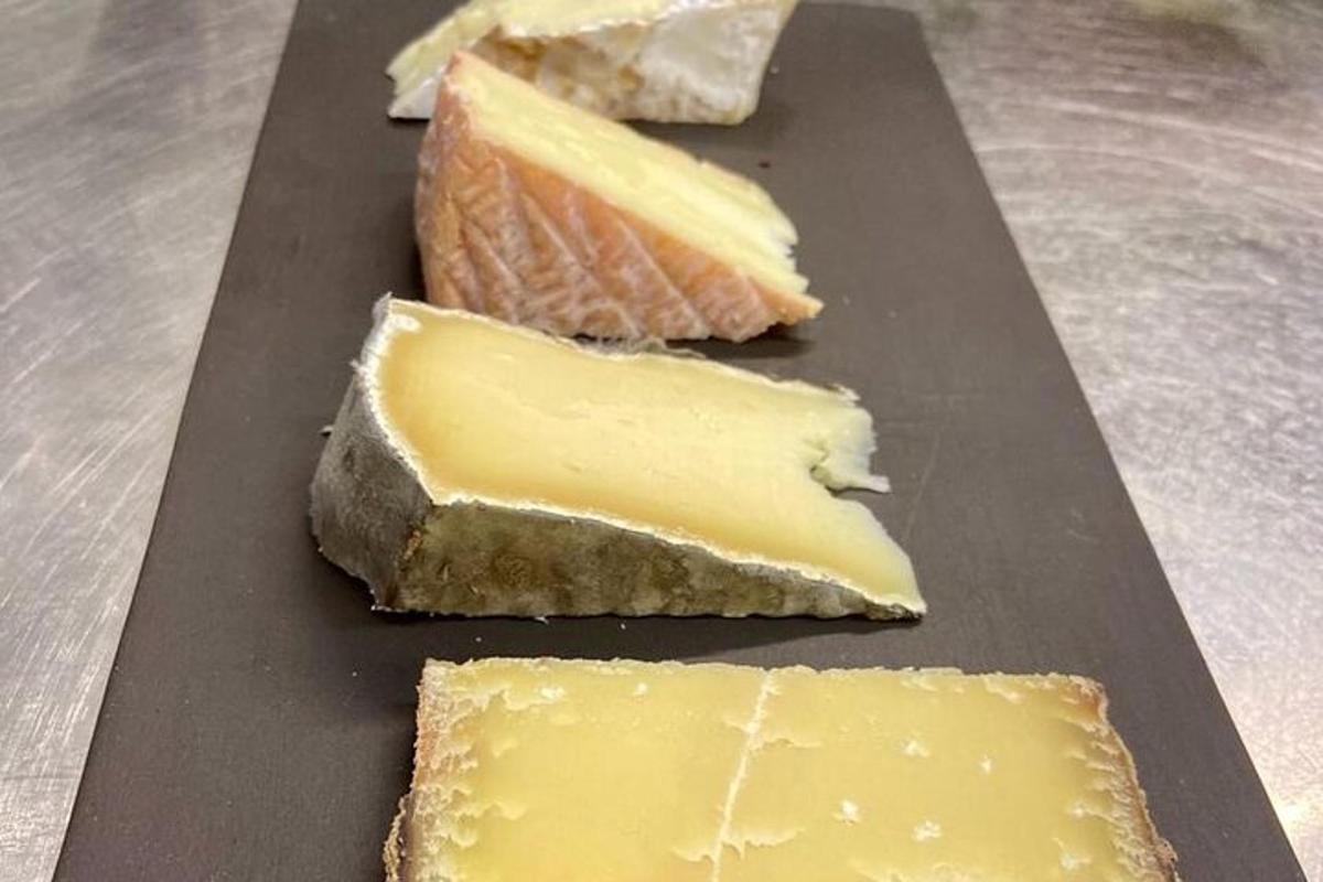 un mucchio di formaggio su un tagliere nero