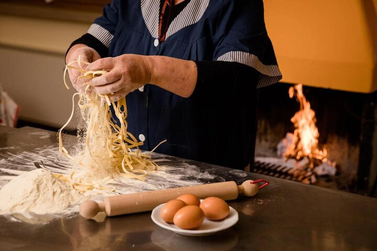 en mann tilbereder spaghetti på et bord med egg