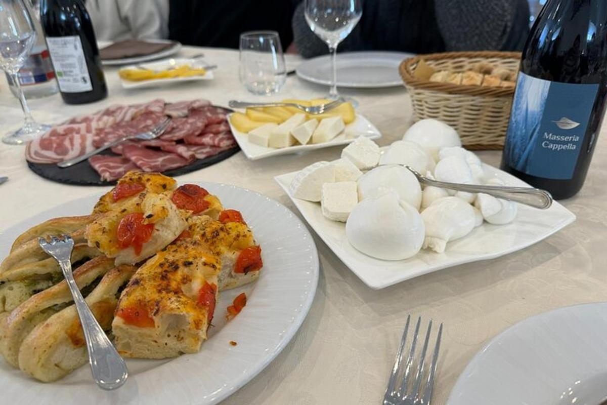 laud toidutaldrikute ja veinipudeliga
