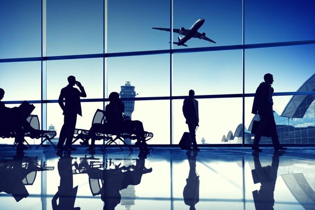 un grupo de personas caminando en un aeropuerto