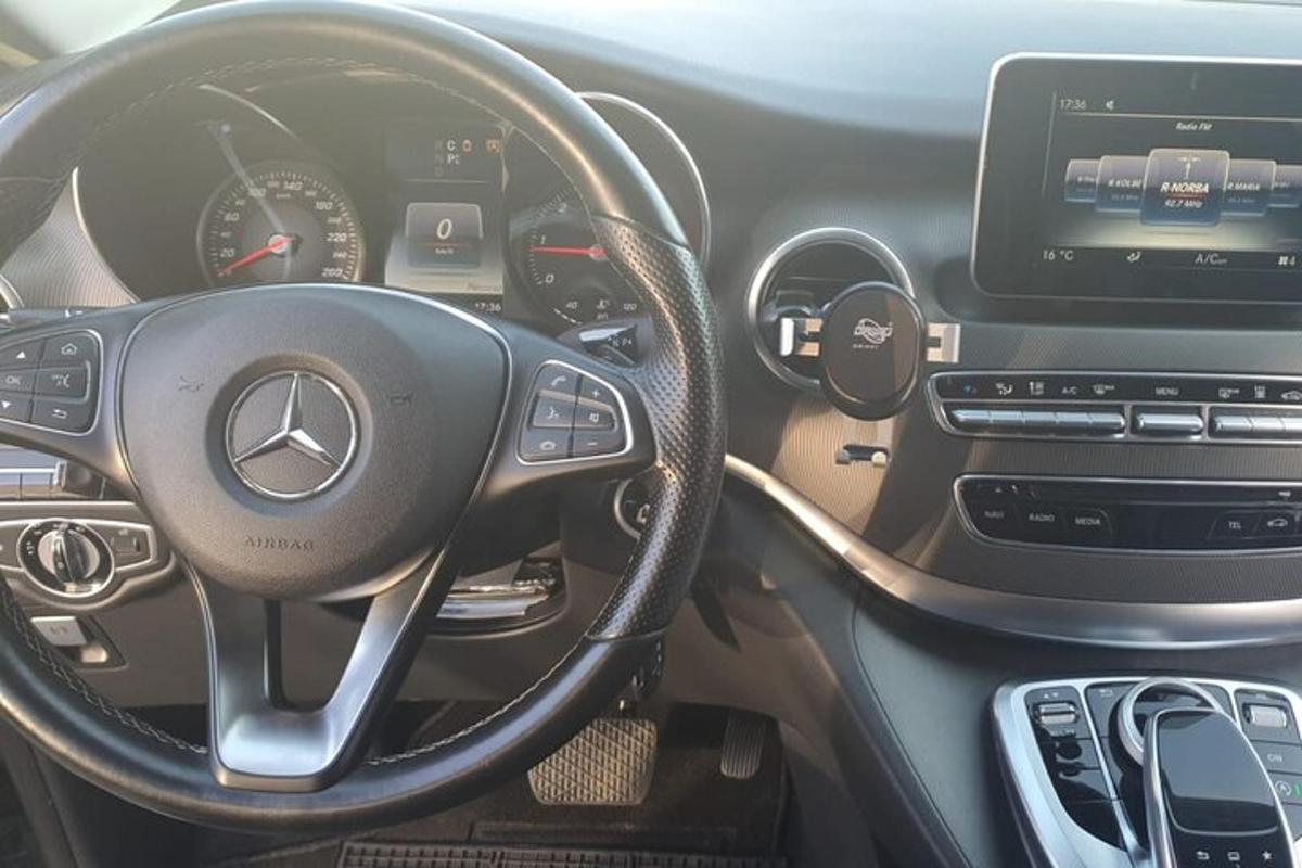 Μια άποψη του πιλοτηρίου ενός αυτοκινήτου Mercedes-Benz