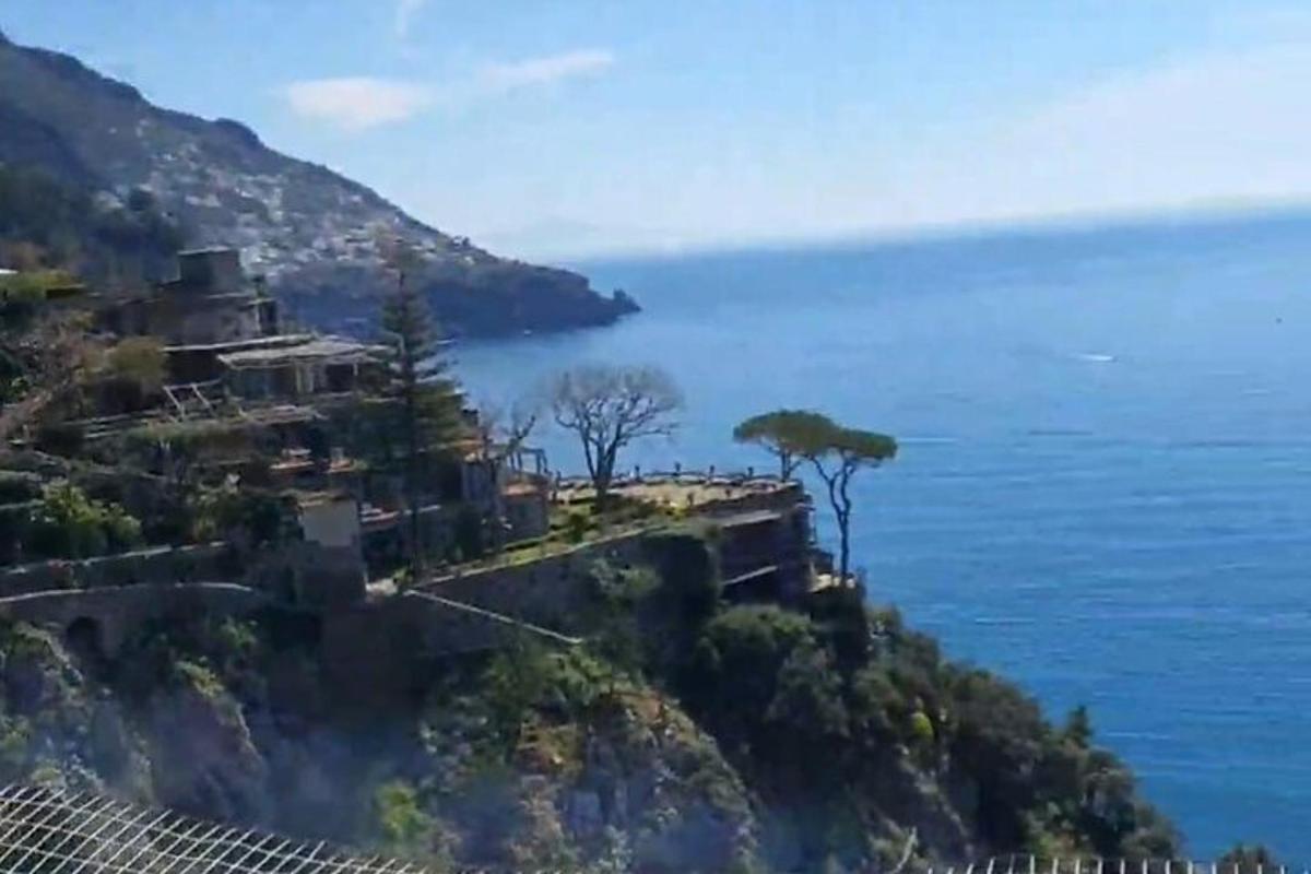 una casa en una colina junto al océano