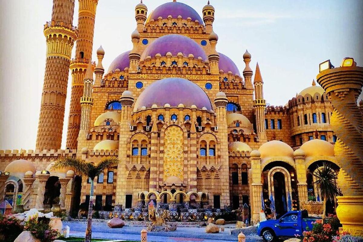 bangunan besar dengan masjid dengan lori biru di hadapan