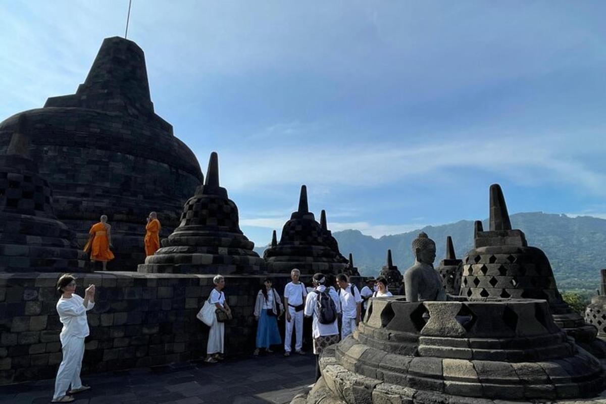 sekumpulan orang berdiri di hadapan sebuah bangunan