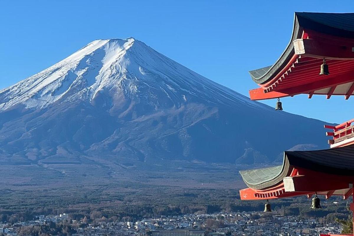 gunung di kejauhan dengan pagoda dan bandar