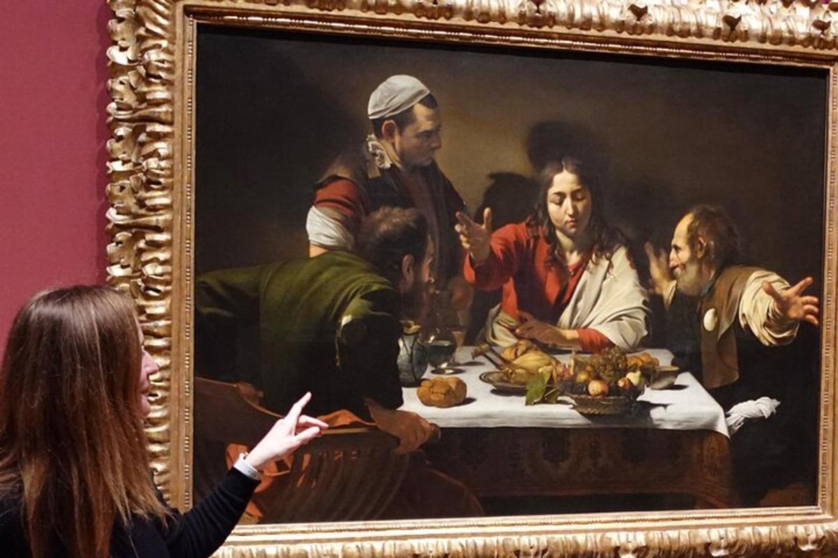 uma mulher tirando uma foto de uma pintura de uma mesa