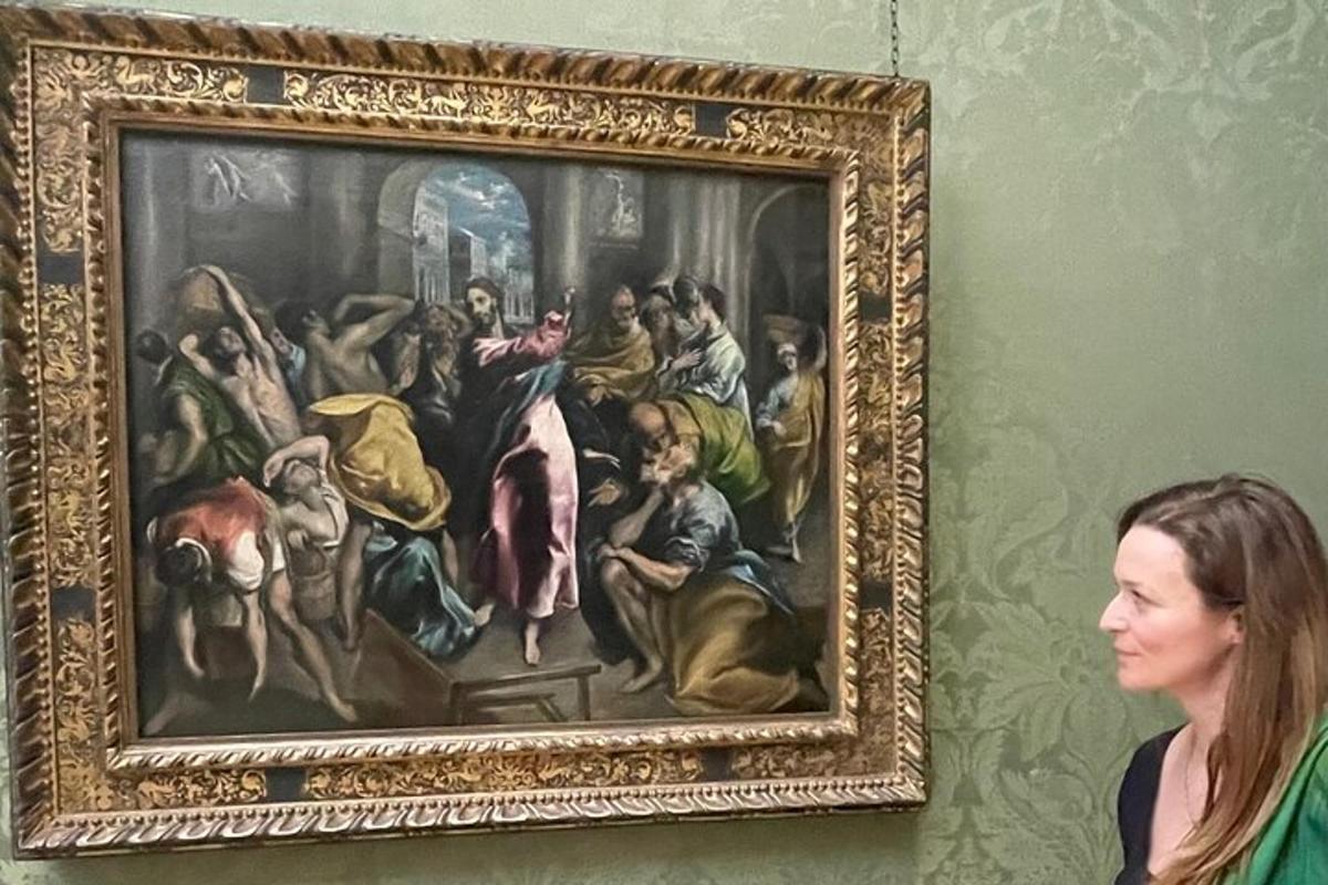 uma mulher em pé em frente a uma pintura na parede