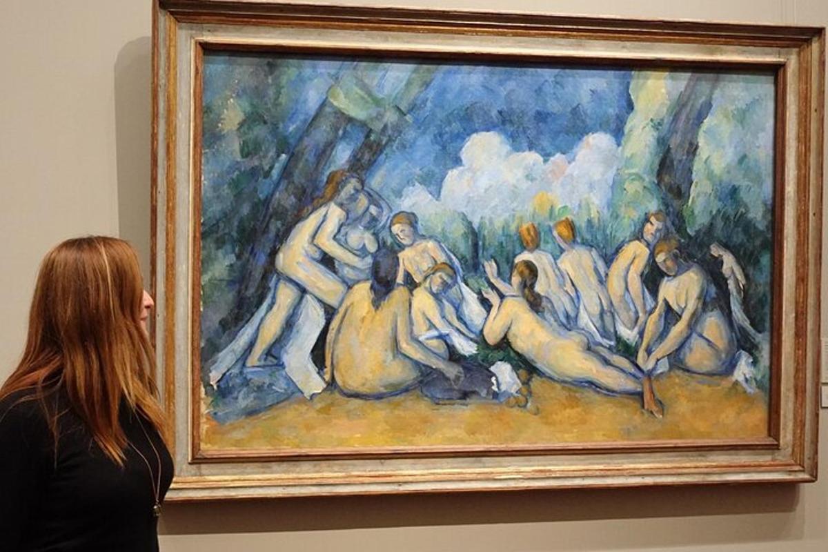 en kvinne som ser på et maleri i et museum