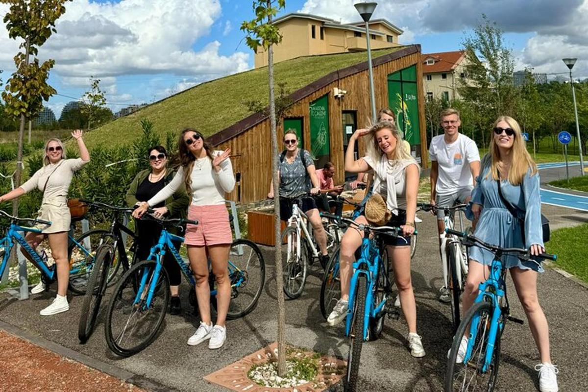 un gruppo di persone in bicicletta davanti a un edificio
