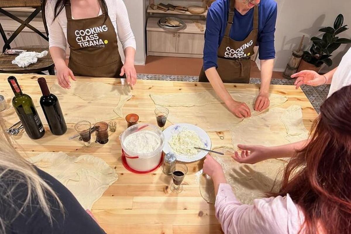 un gruppo di persone in piedi attorno a un tavolo con ingredienti