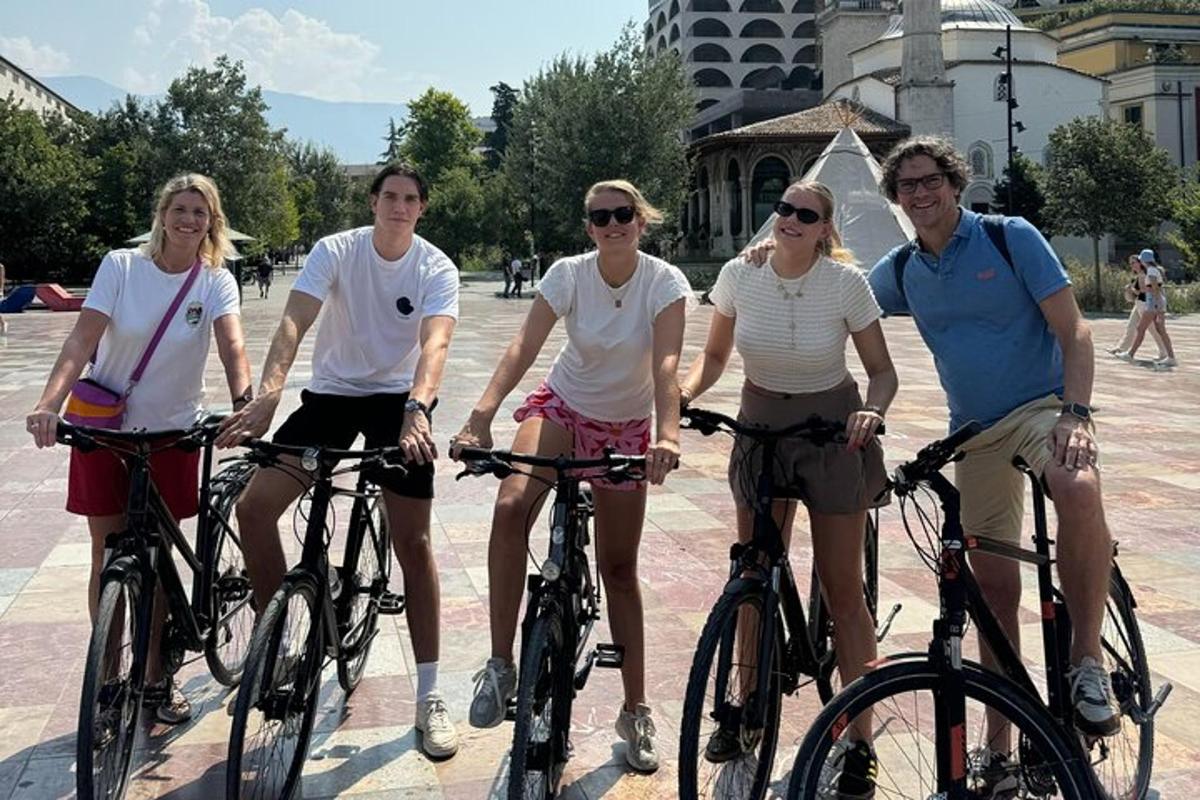 un gruppo di persone in bicicletta su una strada
