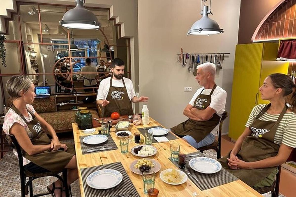 un gruppo di persone sedute attorno a un tavolo