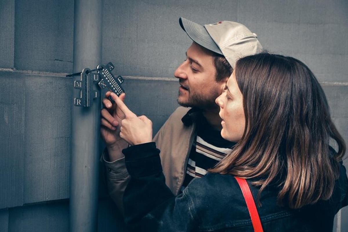 Un hombre y una mujer de pie junto a una pared