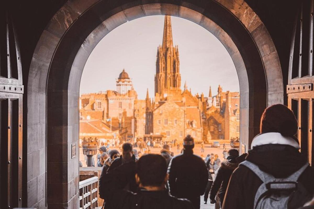skupina lidí dívajících se na město klenutým průchodem