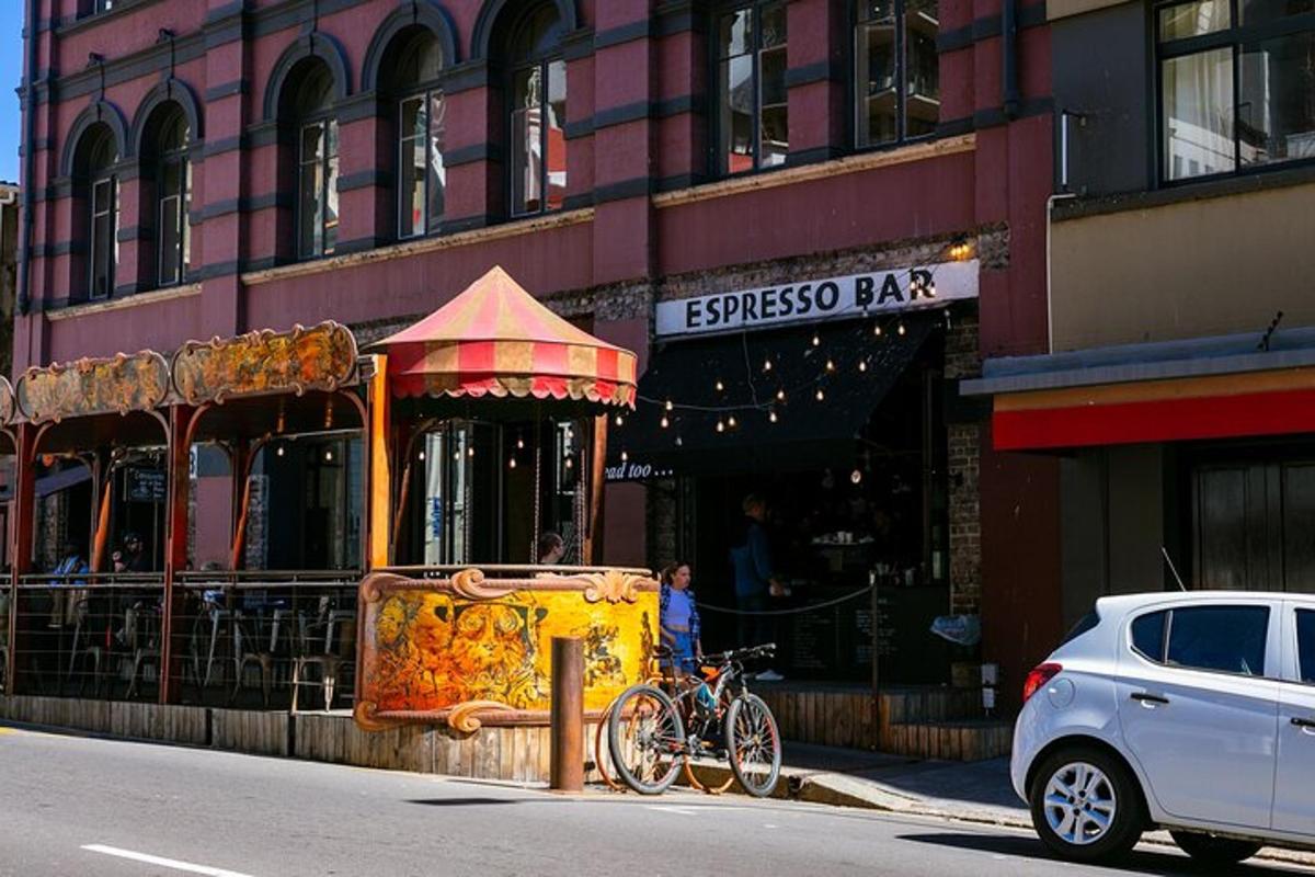 en cykel er parkeret foran en butik