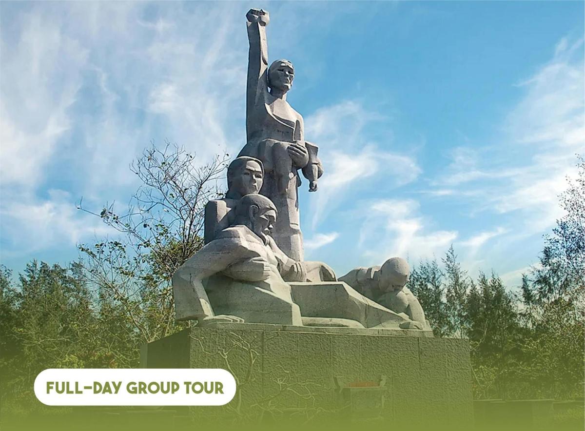 o statuie cu trei bărbați așezați deasupra