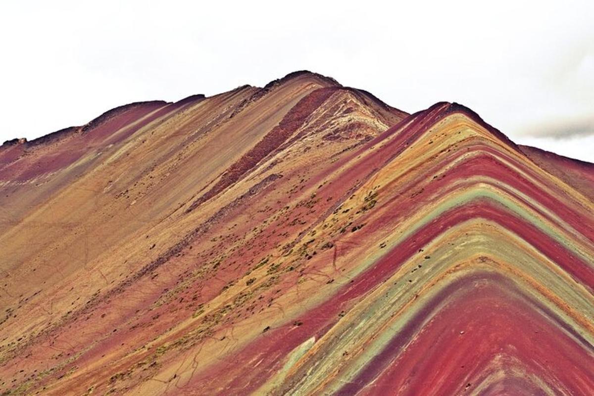 una montagna con vernice multicolore sopra