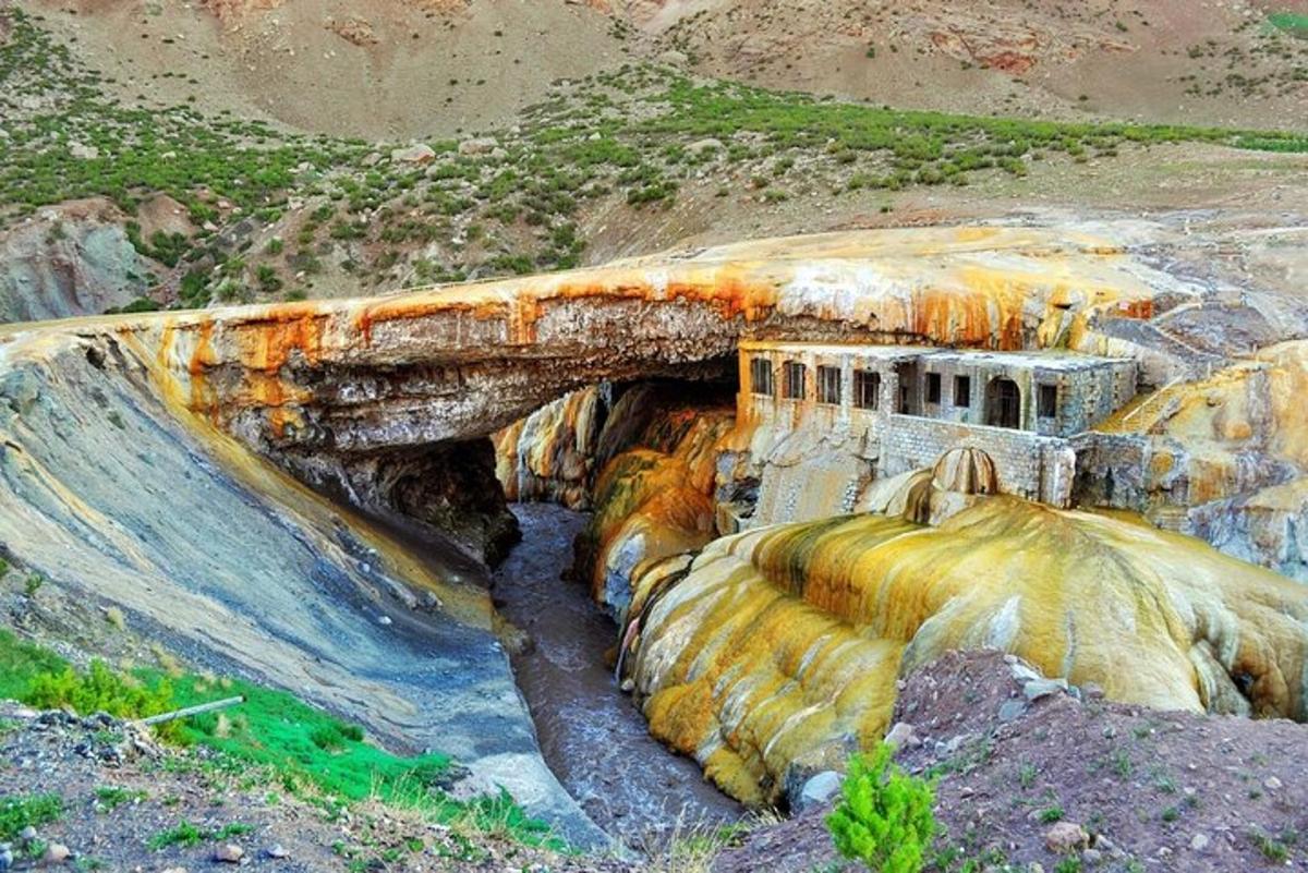 un dipinto di una grotta in una montagna