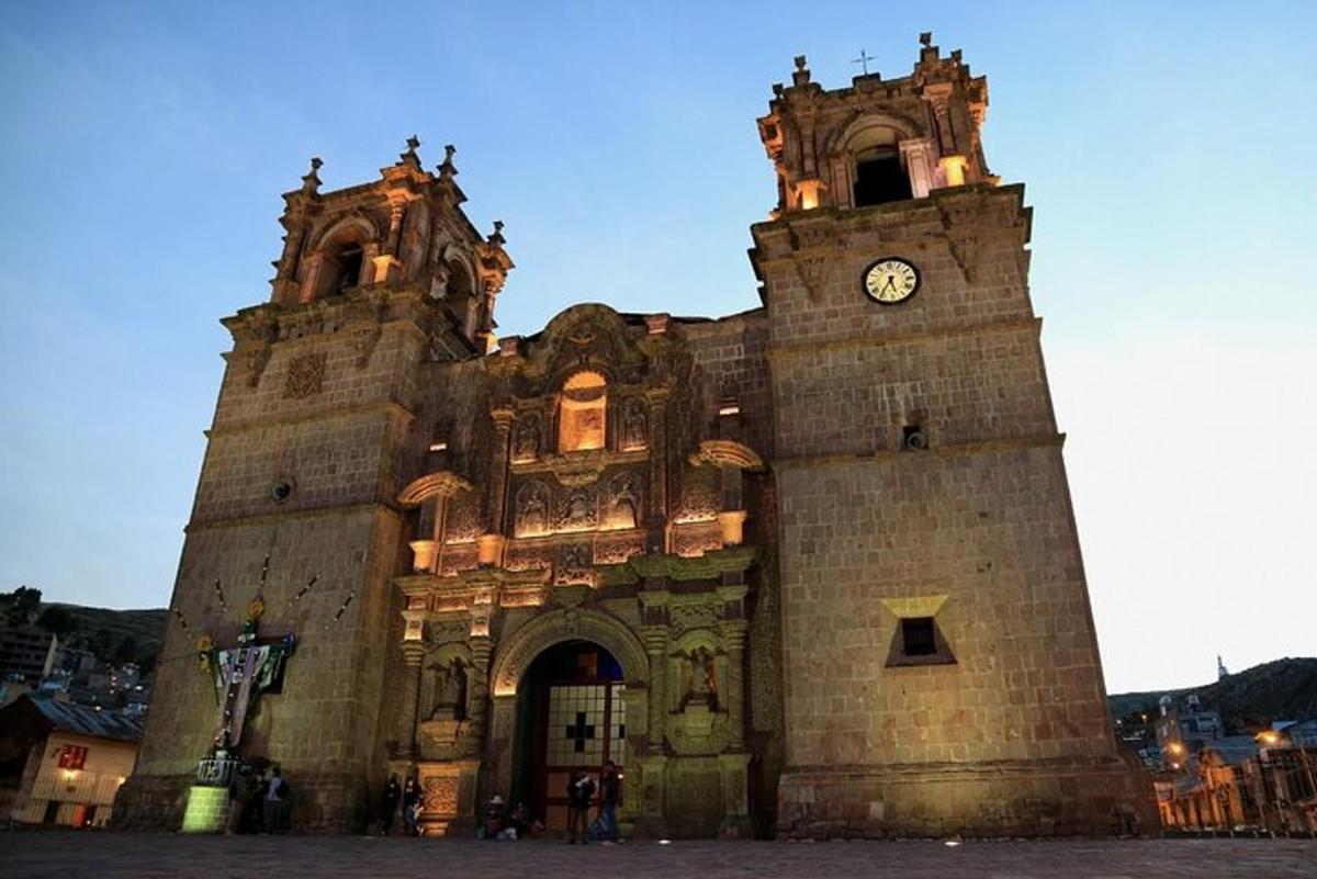 un grande edificio con una torre dell'orologio