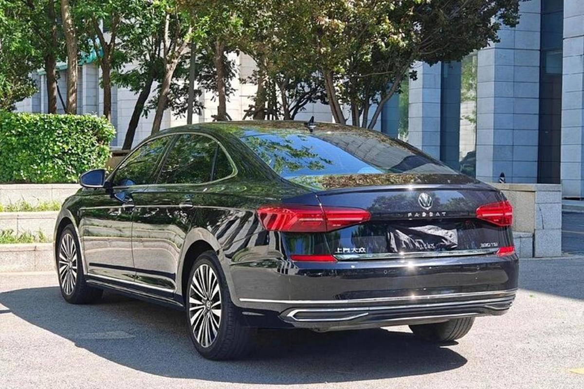 must auto pargitud hoone ette