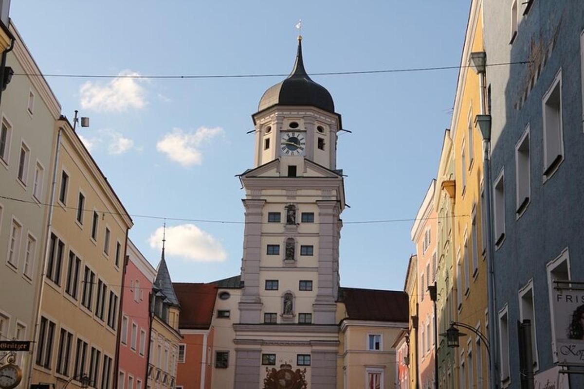 vysoká budova s hodinovou věží na ulici