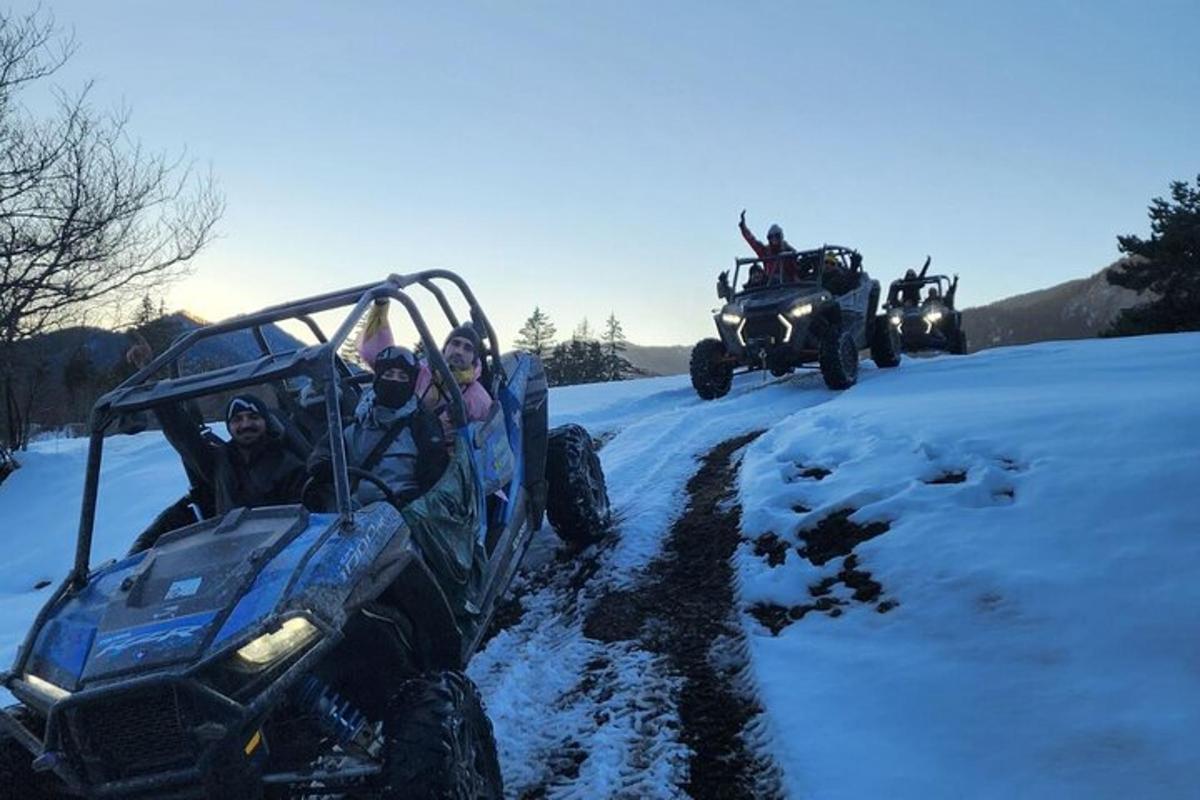 un gruppo di persone che viaggiano su un quad sulla neve