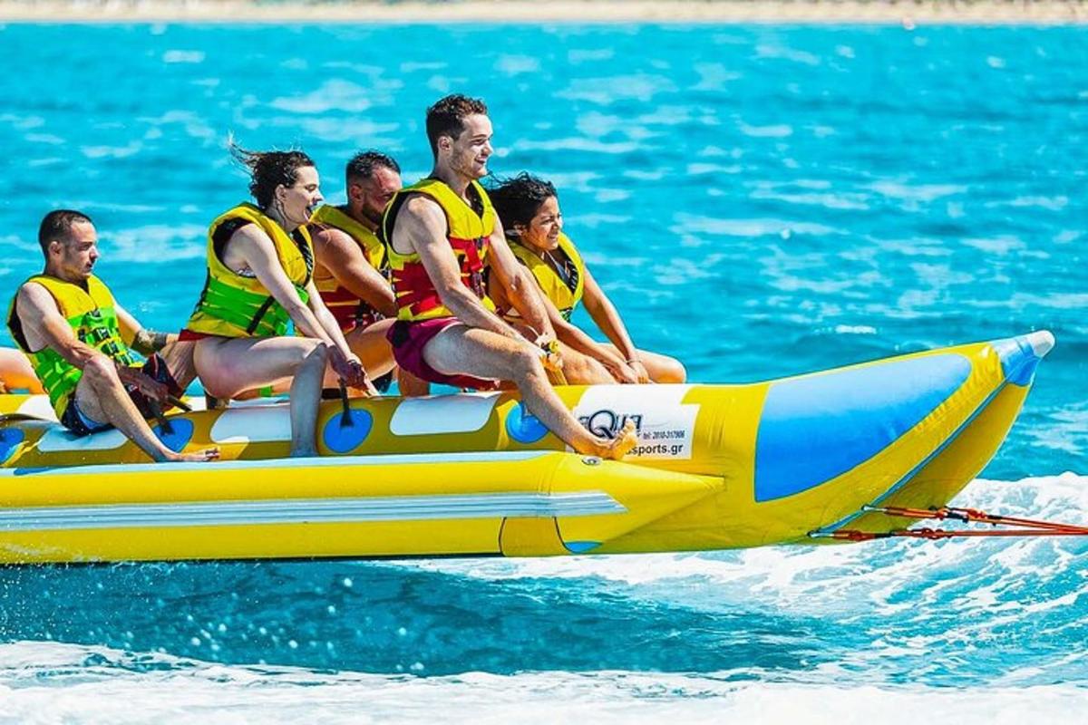 skupina lidí jedoucích na raftu ve vodě