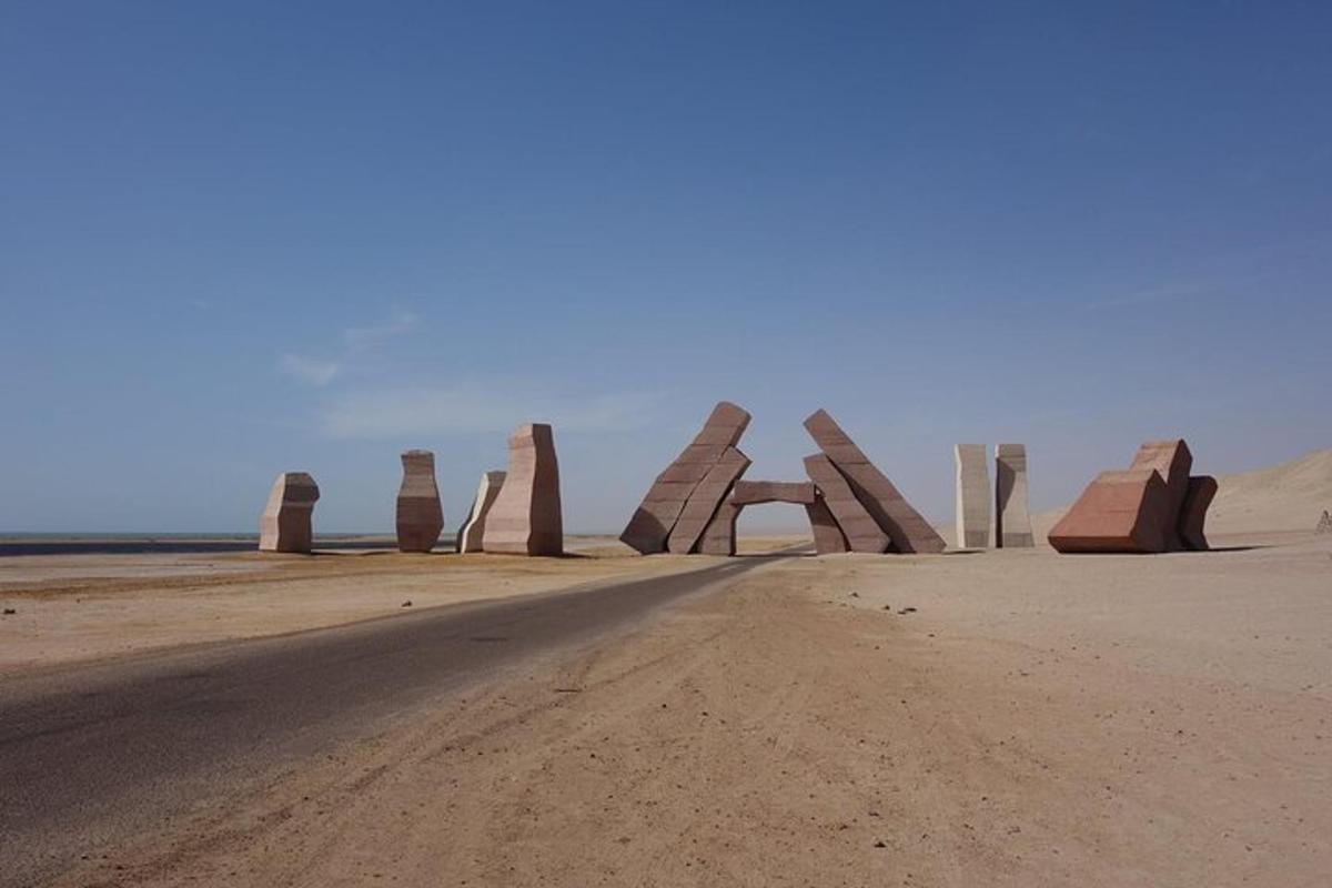 un gruppo di sculture nel deserto