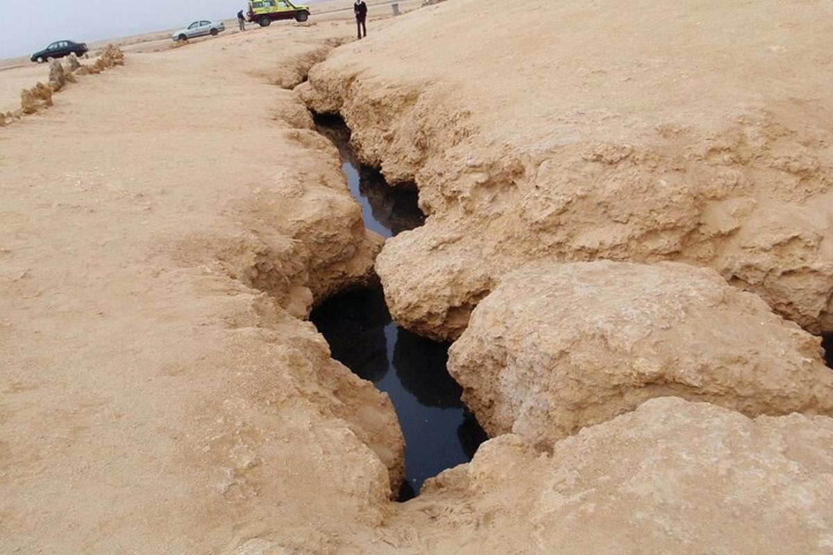 un gruppo di rocce nella sabbia di una spiaggia