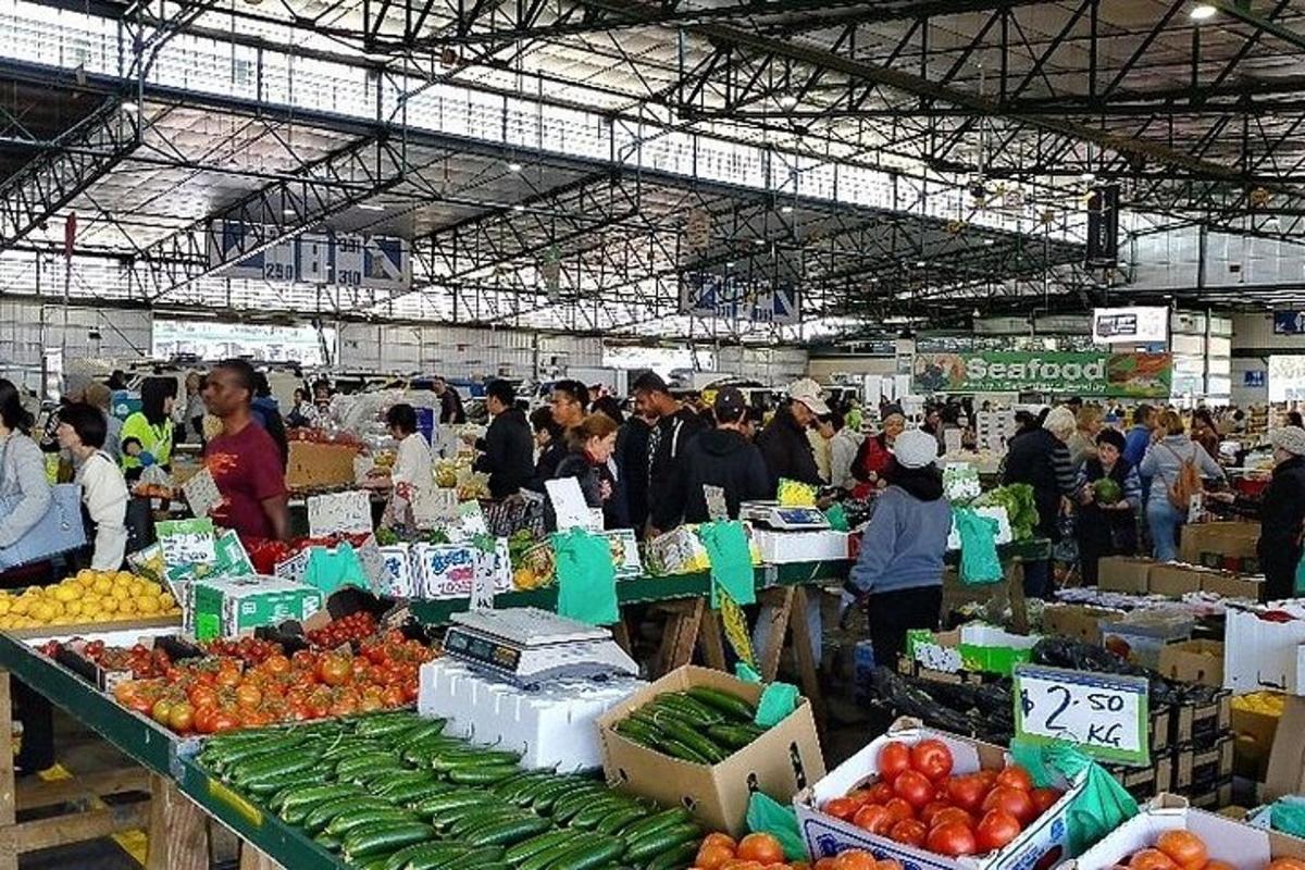 sekumpulan orang di pasar dengan buah-buahan dan sayur-sayuran