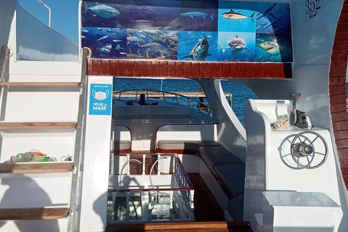 una escala en un vaixell amb una pintura a la paret