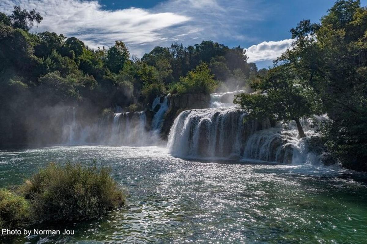 uma cachoeira no meio de um rio