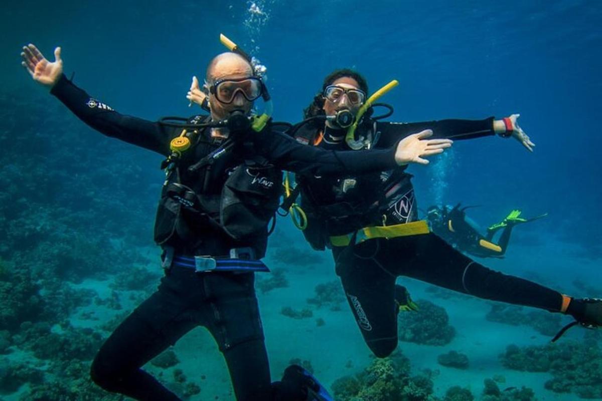 două persoane se scufundă în ocean