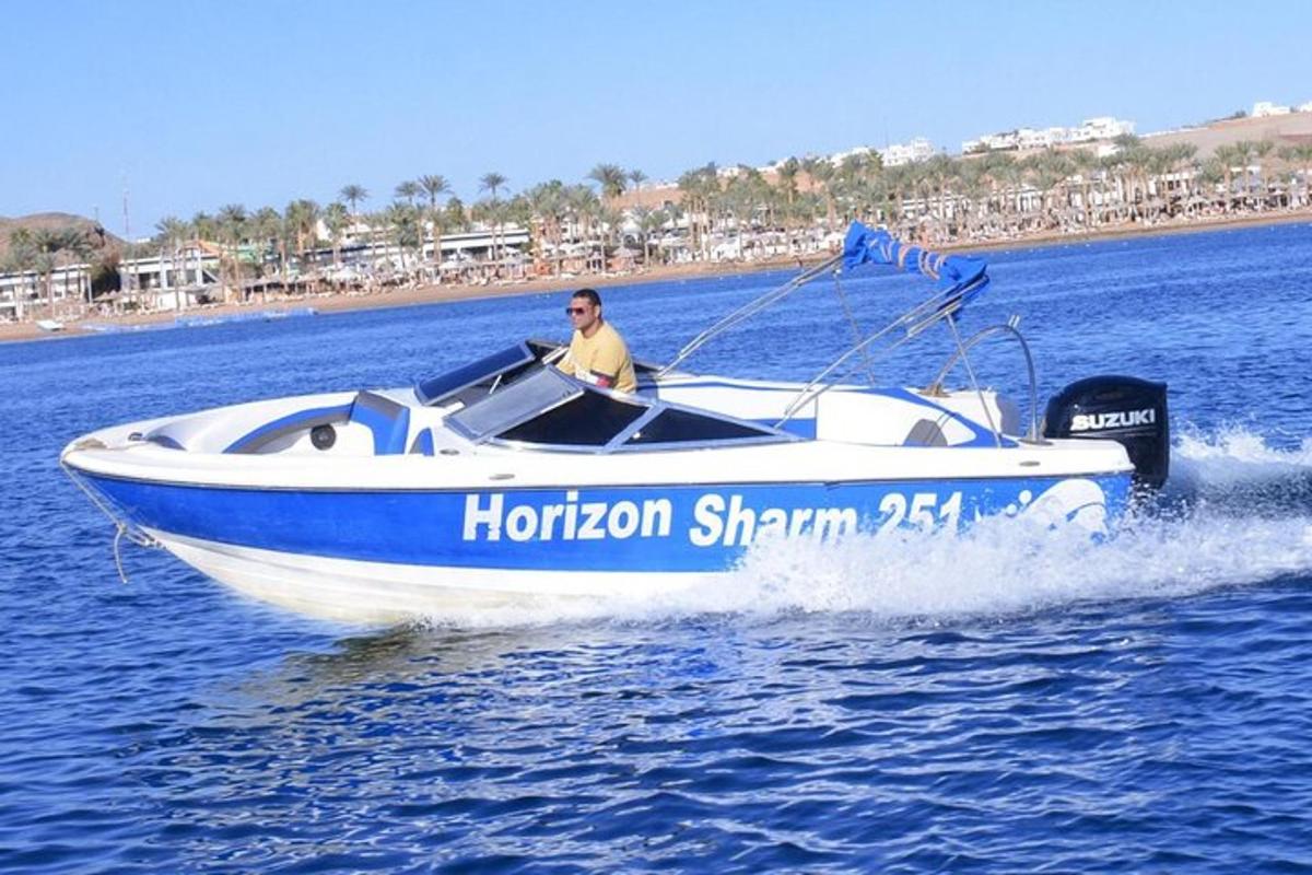 un homme dans un bateau bleu et blanc dans l'eau