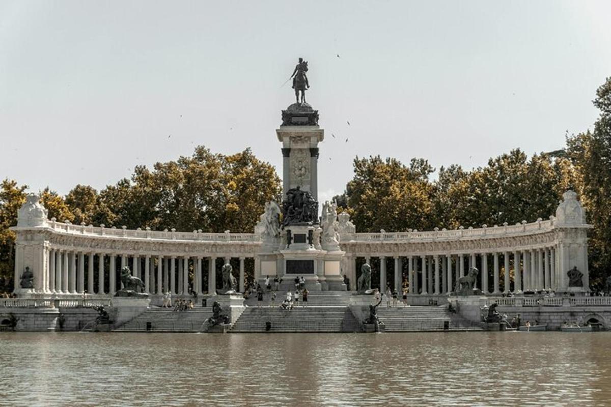 ēka ar statuju ūdens vidū