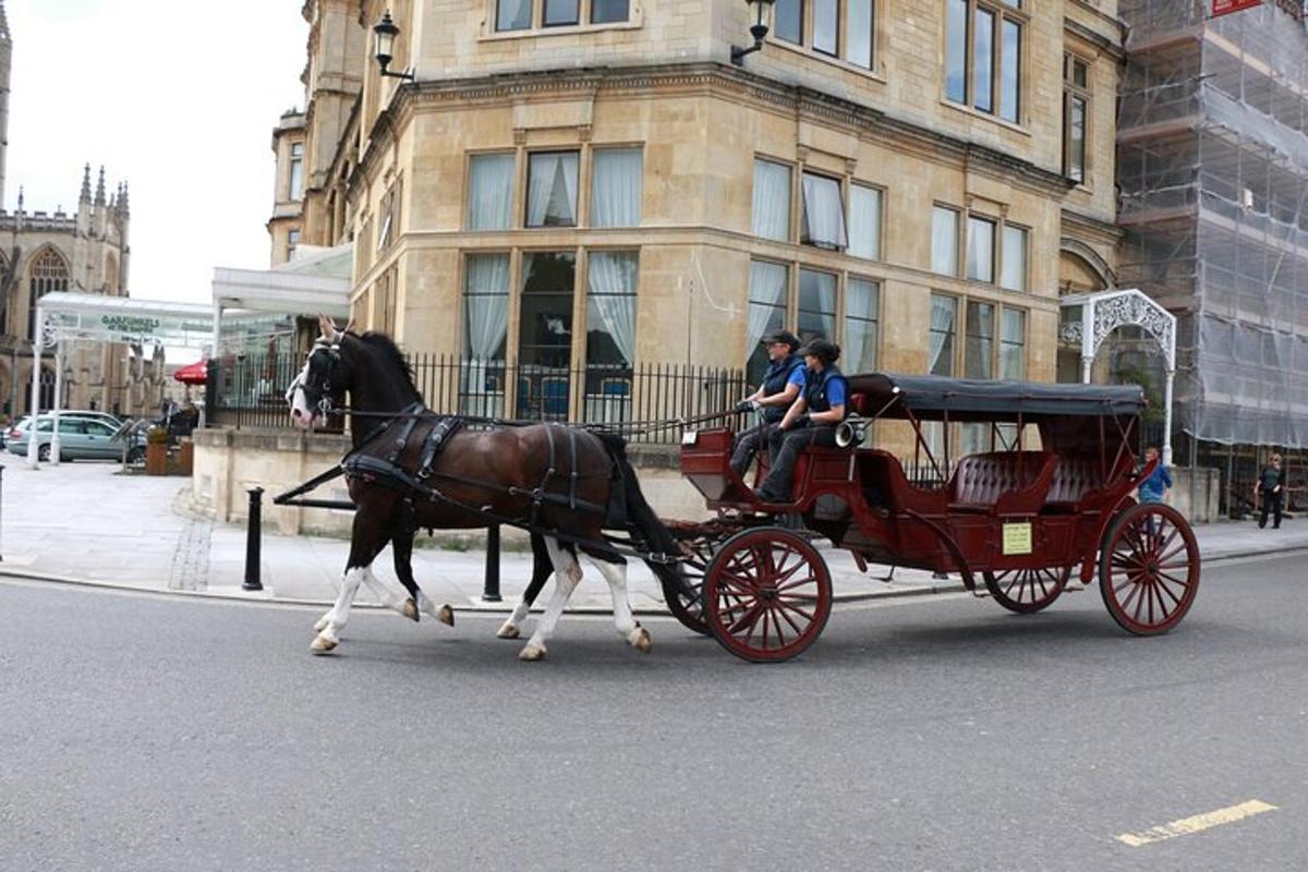 uma carruagem puxada por cavalos em uma rua da cidade