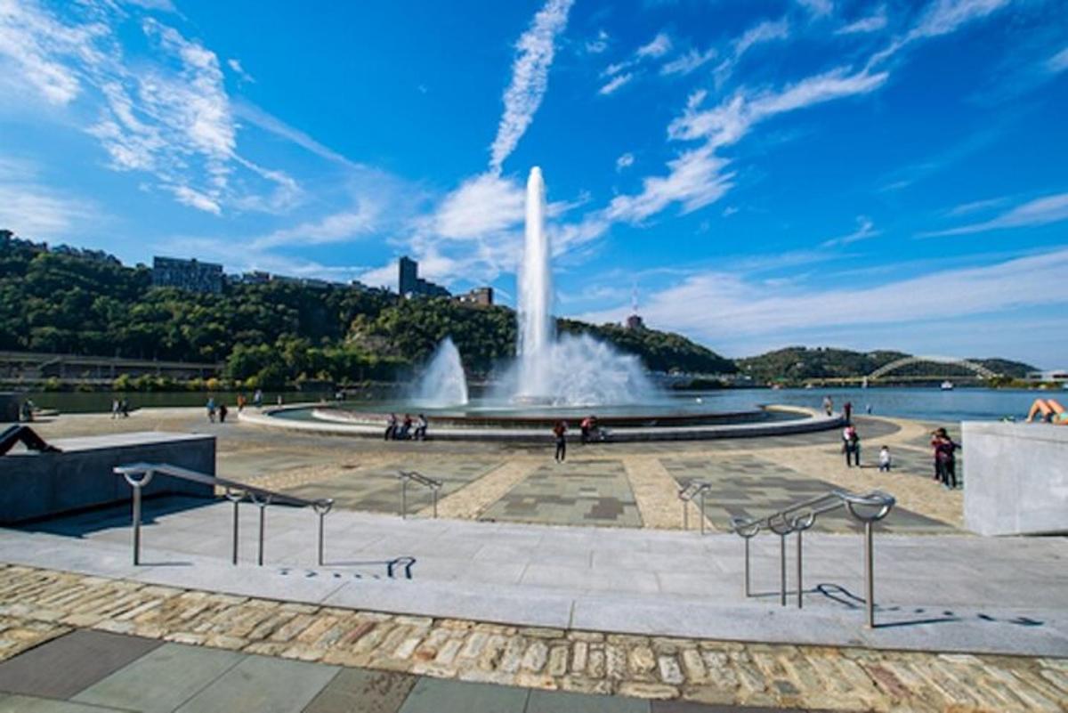 a fountain in the middle of a park