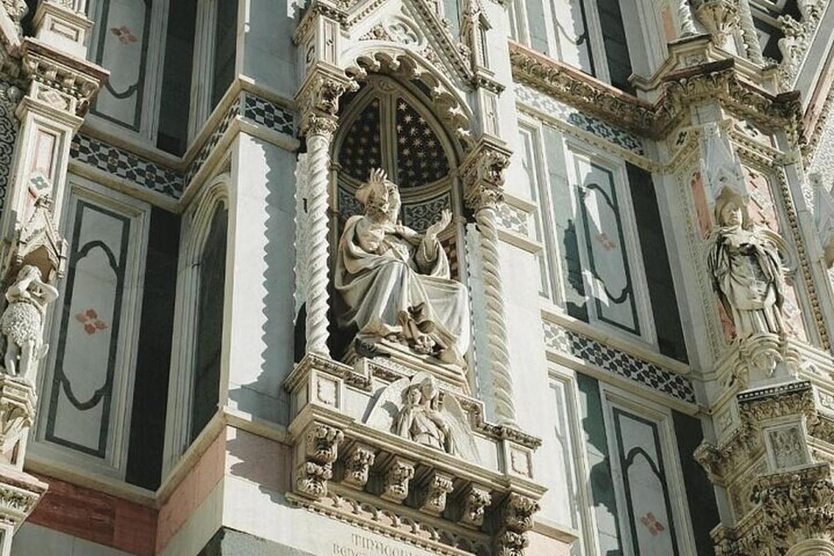o statuie a unei femei pe marginea unei clădiri