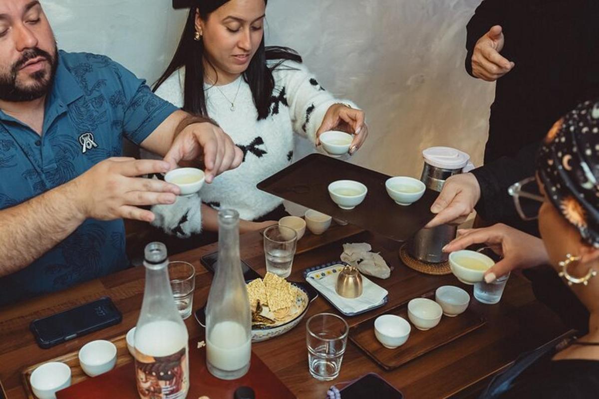 테이블 주위에 앉아 음식을 먹는 사람들