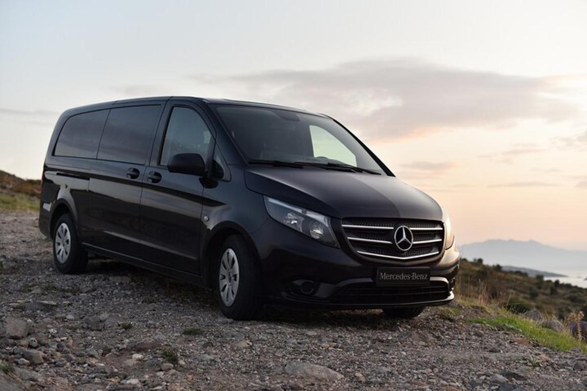 una camioneta negra estacionada en la cima de una colina