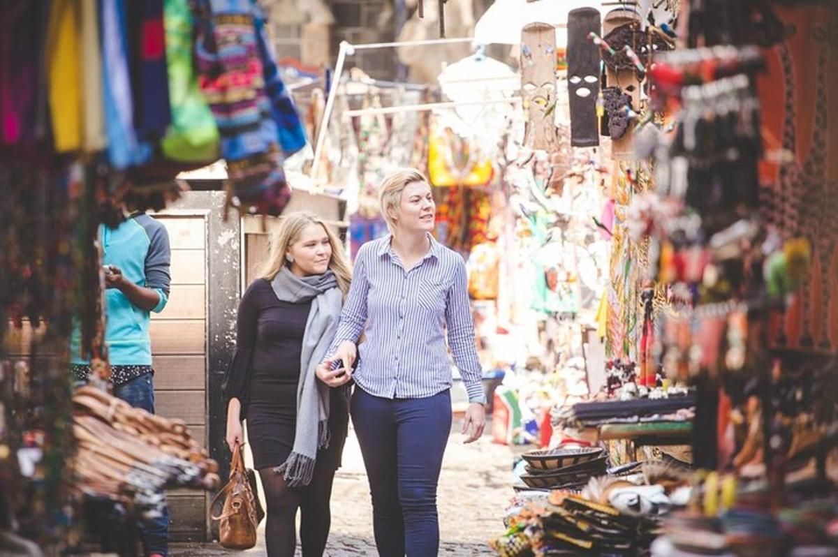 due donne che camminano lungo una strada in un mercato