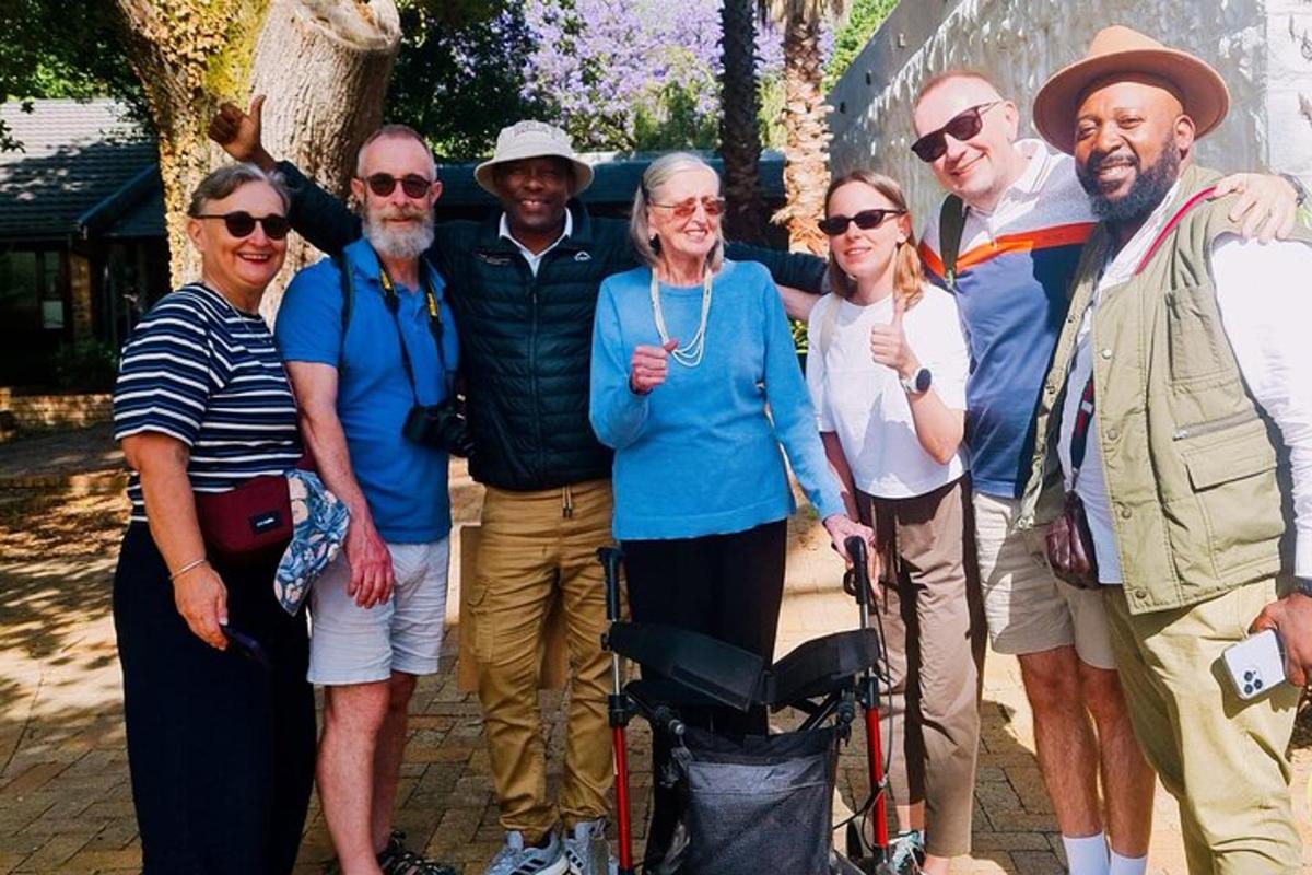 un grupo de personas posando para una foto