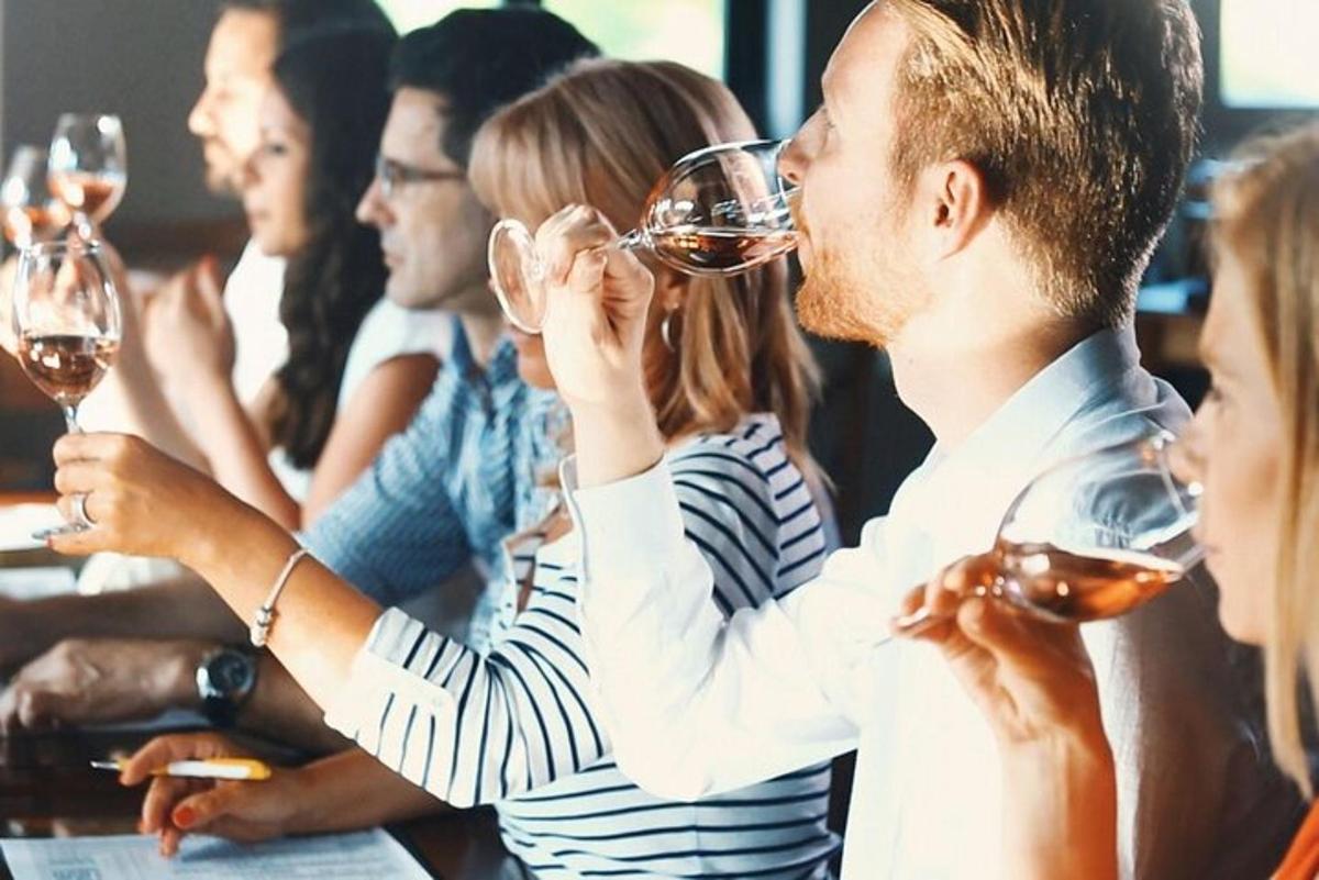 Un grupo de personas bebiendo vino en un restaurante.