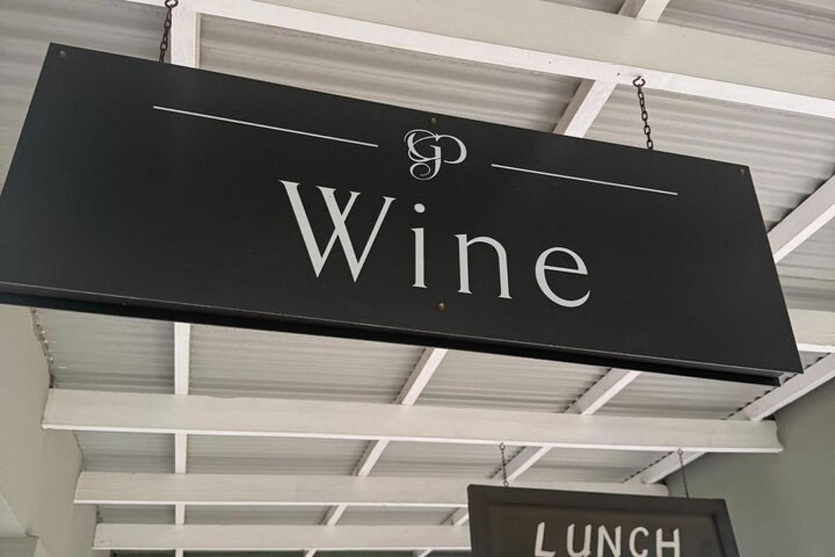 Un cartel que dice vino colgado del techo.