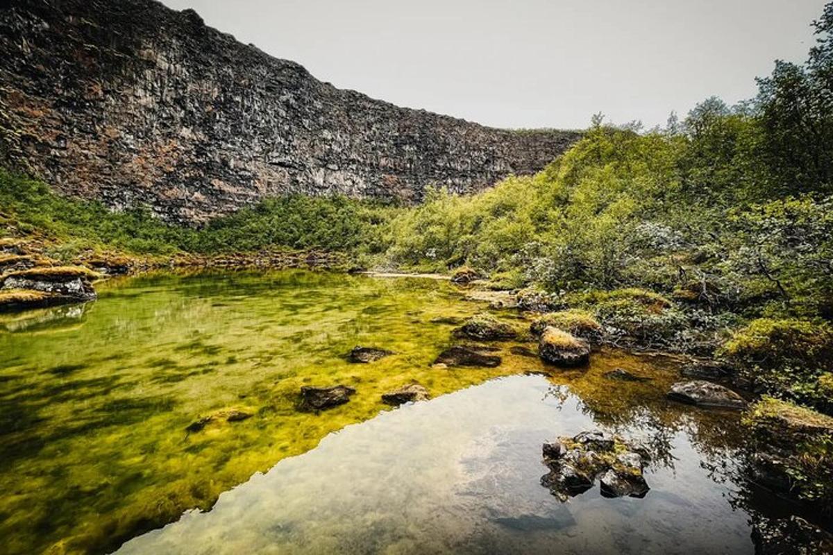 badan air dengan batu dan gunung