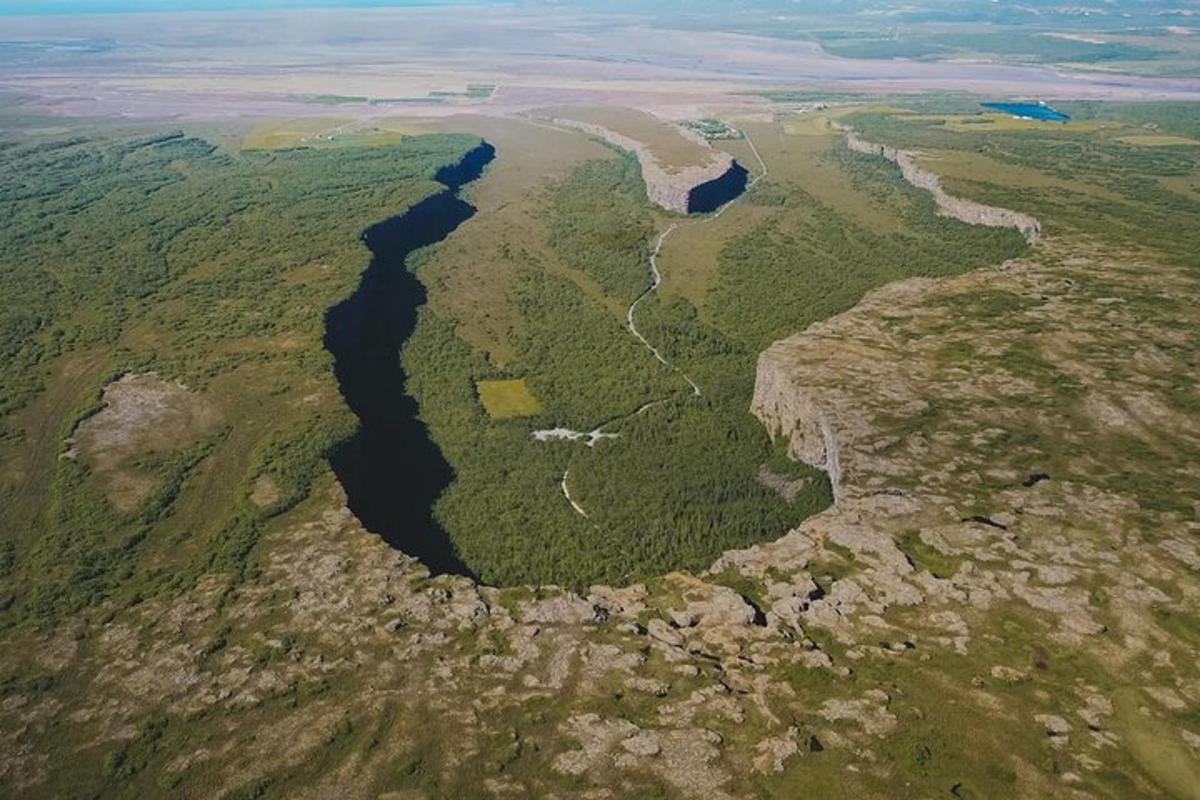 pemandangan dari udara sungai di padang